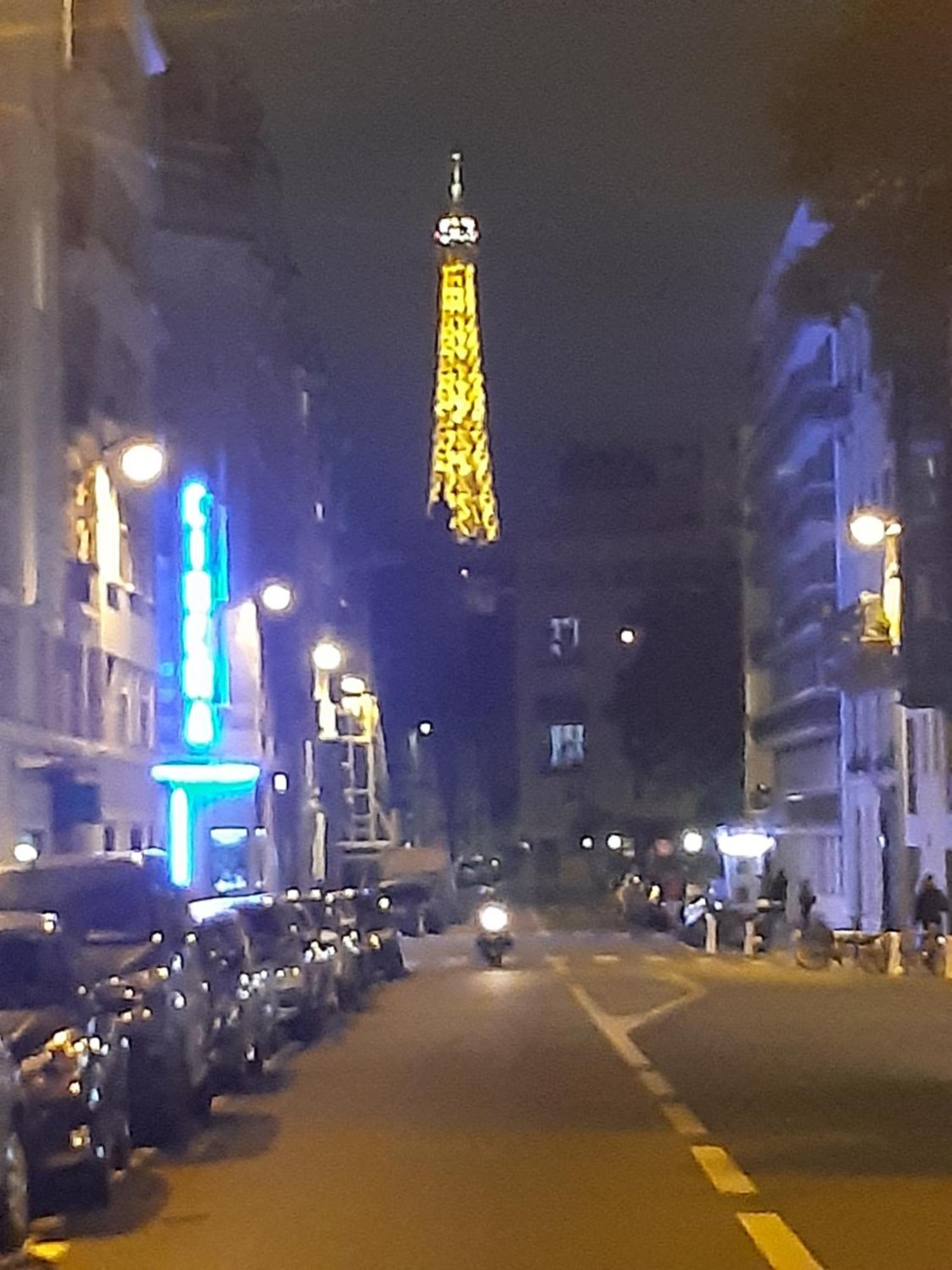 Pres De Tour Eiffel * Parigi